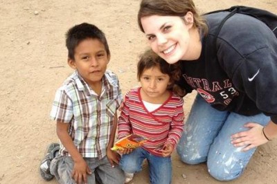 Patsy Snead with local children on a Campus Ministries service trip to Texas over winter break.